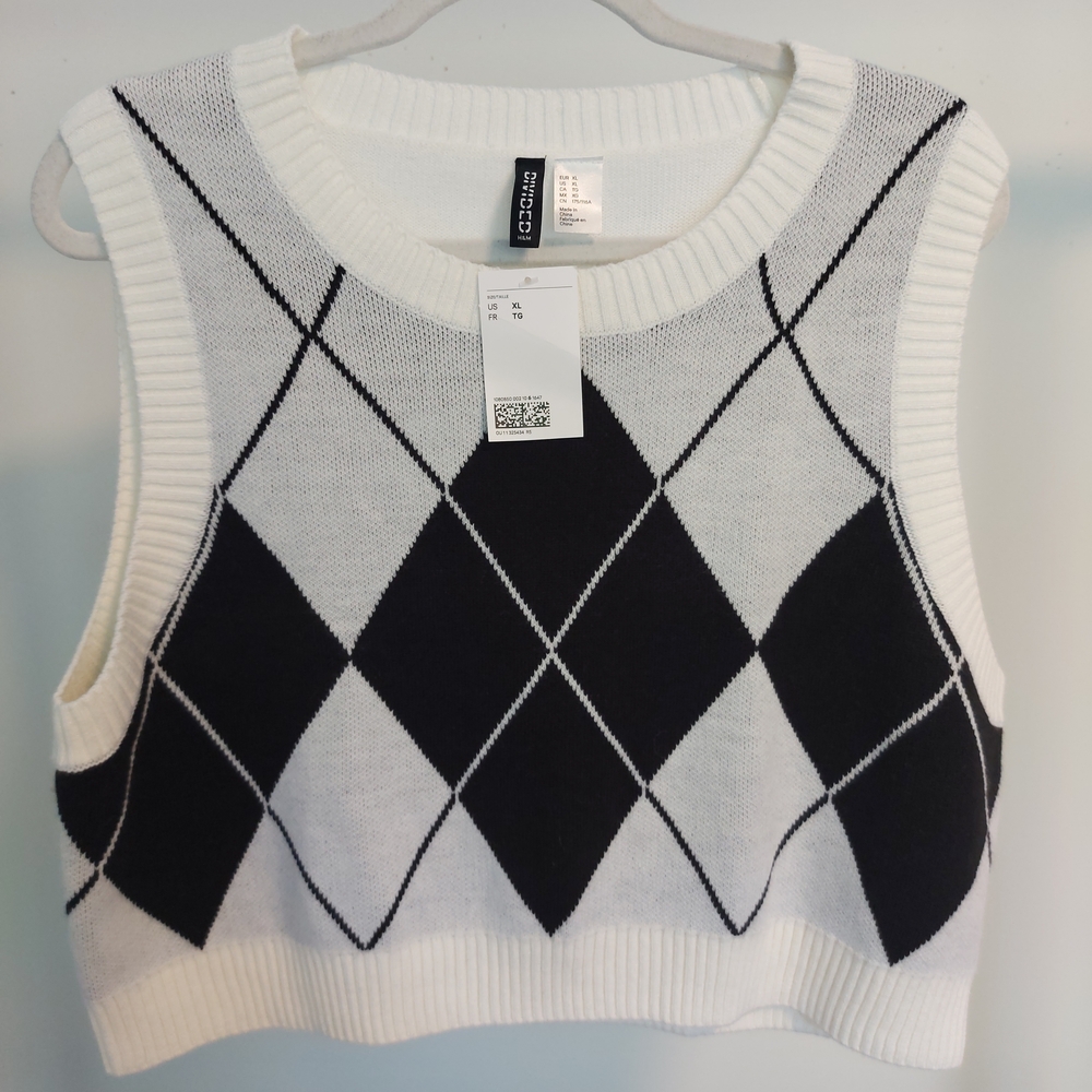 H&M Monochrome Argyle Knit Crop Top